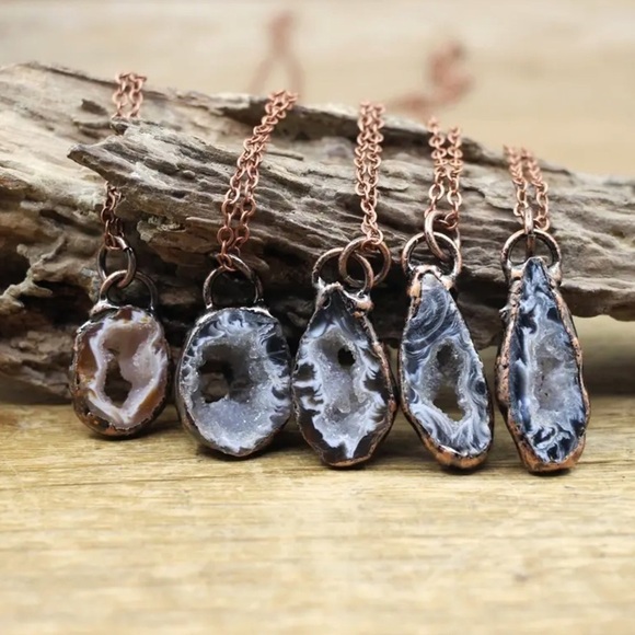 ARTISAN Smoldered Copper Natural Agate Geode Slice Crystal Pendant Necklace - Picture 3 of 6